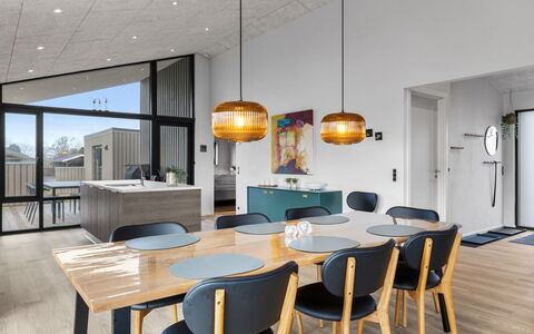 Tydkil - 250M from the Sea: Mobilia, Interior Design, Pavimentazione, Legna, Pavimento, Lampada, Soffitto, Cucina & Sala Da Pranzo Tavolo, Sala Da Pranzo, Tavolo