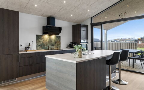 Tydkil - 250M from the Sea: Cucina, Legna, Interior Design, Soffitto, Controsoffitto, Pavimentazione, Elettrodomestico Da Cucina, Mobilia, Cabinetry, Elettrodomestico