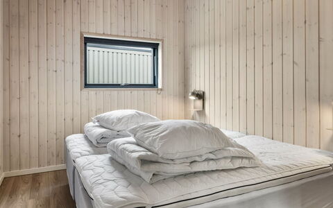 Tydkil - 250M from the Sea: Camera Da Letto, Legna, Letto, Lenzuolo, Soffitto, Interior Design, Pavimento, Pavimentazione, Bedding, Mobilia