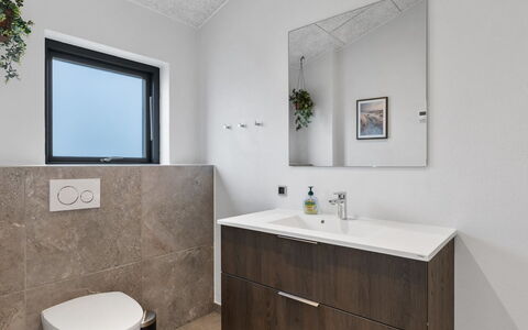Tydkil - 250M from the Sea: Parete, Pavimentazione, Pavimento, Mobiletto Del Bagno, Idraulico Fixture, Lavandino Del Bagno, Interior Design, Lavello, Bagno, Rubinetto