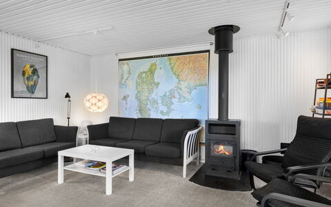 Kajsa - 250M from the Sea: Legna, Pavimentazione, Pavimento, Interior Design, Mobilia, Soffitto, Soggiorno, Camera, Color Legno, Latifoglie