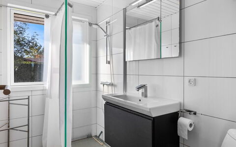 Kajsa - 250M from the Sea: Idraulico Fixture, Bagno, Interior Design, Pavimentazione, Lavello, Lavandino Del Bagno, Pavimento, Rubinetto, Idraulico, Soffitto