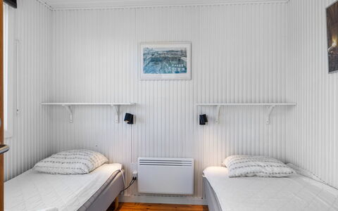 Kajsa - 250M from the Sea: Pavimento, Legna, Pavimentazione, Interior Design, Camera Da Letto, Letto, Soffitto, Mobilia, Camera, Lenzuolo