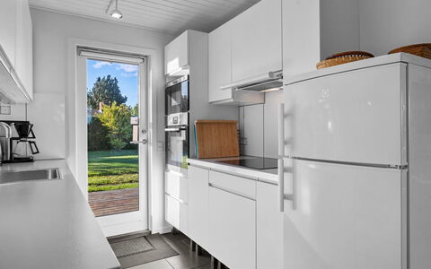 Kajsa - 250M from the Sea: Elettrodomestico Da Cucina, Cucina, Controsoffitto, Apparecchio Major, Pavimentazione, Legna, Cabinetry, Interior Design, Pavimento, Elettrodomestico