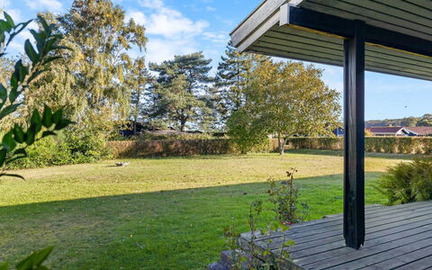 Kajsa - 250M from the Sea: Erba, Verde, Arbusto, Lotto, Giardino, Shade, Groundcover, Prato, Landscaping
