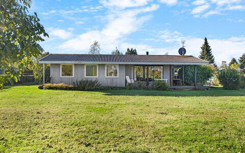 Kajsa - 250M from the Sea: Costruzione, Erba, Finestra, Casa, Casa, Tetto, Arbusto, Architettura, Villetta