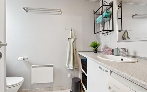 Tomine - from the Sea: Interior Design, Pavimentazione, Parete, Idraulico Fixture, Pavimento, Lavello, Mobiletto Del Bagno, Mobilia, Rubinetto, Bagno