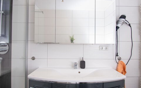 Burdzik: Interior Design, Lavandino Del Bagno, Idraulico Fixture, Lavello, Specchio, Pavimentazione, Bagno, Rubinetto, Mobiletto Del Bagno, Controsoffitto