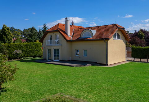Garden & Terrace Villa: Costruzione, Casa, Tetto, Casa, Zona Residenziale, Facciata, Villetta, Arbusto, Lotto, Estate