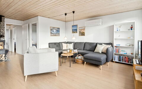 Severine - 650M from the Sea: Tetto, Casa, Casa, Villetta, Porta, Raccordo, Deck, Portico, Plank, Latifoglie