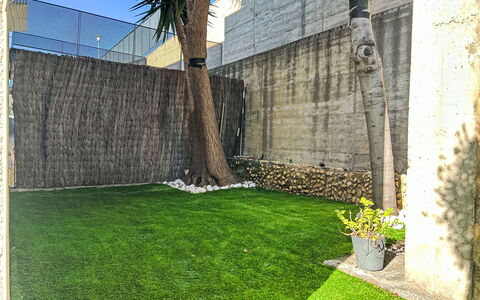 Les Aigües: Prato, Giardino, Erba Sintetica, Backyard, Cortile, Landscaping, Shade, Cortile