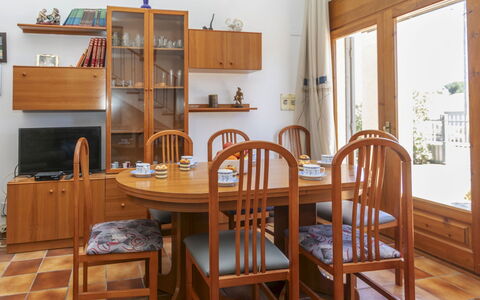 Palmera i: Mobilia, Interior Design, Legna, Pavimentazione, Cabinetry, Tavolo, Sala Da Pranzo, Sedia, Illuminazione, Cucina & Sala Da Pranzo Tavolo