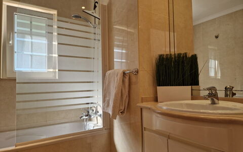 V3 Falésia - Vip Properties: Bagno, Idraulico Fixture, Interior Design, Parete, Pavimentazione, Pavimento, Vasca Da Bagno, Rubinetto, Idraulico, Lavello