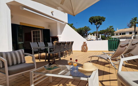 V3 Falésia - Vip Properties: Mobilia, Sedia, Mobili Da Esterno, Shade, Appartamento, Balcone, Ricorrere, Eco Hotel, Cucina & Sala Da Pranzo Tavolo, Tavolo Esterno