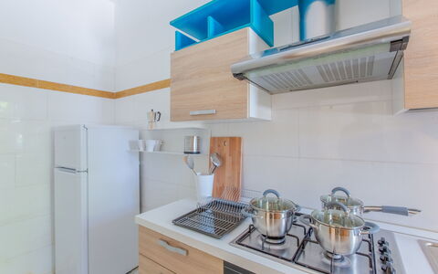 Villa Asami: Cucina, Elettrodomestico Da Cucina, Controsoffitto, Apparecchio Major, Pavimentazione, Interior Design, Cabinetry, Legna, Mobilia, Pavimento