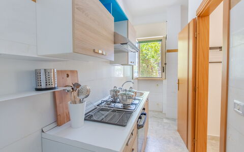 Villa Asami: Cucina, Apparecchio Major, Controsoffitto, Legna, Pavimentazione, Elettrodomestico Da Cucina, Interior Design, Pavimento, Cabinetry, Lavandino Della Cucina