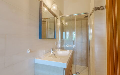 Villa Asami: Pavimentazione, Pavimento, Idraulico Fixture, Interior Design, Lavandino Del Bagno, Bagno, Lavello, Rubinetto, Idraulico, Illuminazione