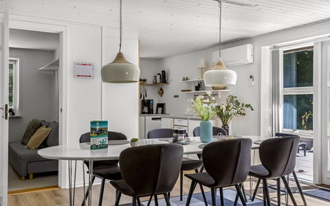 Wilma - 30Km from the Sea: Mobilia, Interior Design, Pavimentazione, Pavimento, Lampada, Legna, Sedia, Soffitto, Cucina & Sala Da Pranzo Tavolo, Sala Da Pranzo