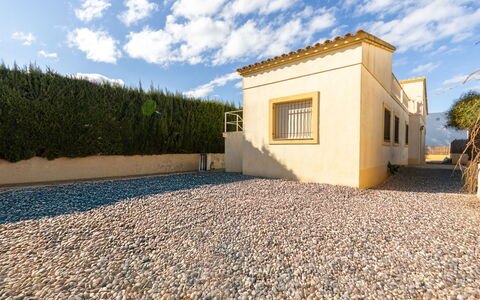 Golfa: Costruzione, Casa, Parete, Finestra, Tetto, Casa, Zona Residenziale, Facciata, Arbusto