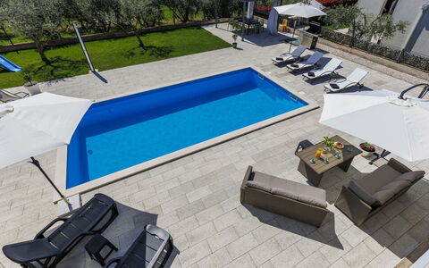 Storija: Piscina, Mobili Da Esterno, Ricorrere, Tempo Libero, Lettino, Ombrello, Ricreazione, Sedia, Sedia A Sdraio, Hotel
