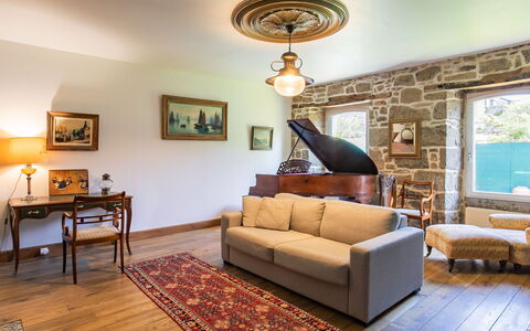 Maison Duquesne: Mobilia, Interior Design, Pavimentazione, Parete, Pavimento, Legna, Soffitto, Divano, Camera, Soggiorno