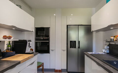 Maison Duquesne: Elettrodomestico Da Cucina, Cucina, Controsoffitto, Mobilia, Interior Design, Cabinetry, Apparecchio Major, Pavimentazione, Elettrodomestico, Legna
