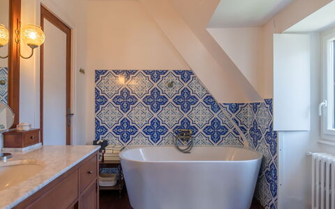 Maison Duquesne: Blu, Pavimentazione, Idraulico Fixture, Interior Design, Pavimento, Bagno, Rubinetto, Idraulico, Piastrella, Soffitto