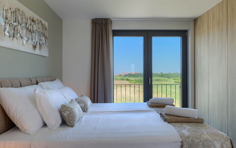 Chiara: Letto, Camera Da Letto, Interior Design, Mobilia, Bedding, Lenzuolo, Biancheria, Casa, Telaio Del Letto, Pavimento