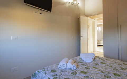 Casa Mei: Camera Da Letto, Letto, Pavimento, Interior Design, Pavimentazione, Lenzuolo, Bedding, Soffitto, Camera, Telaio Del Letto