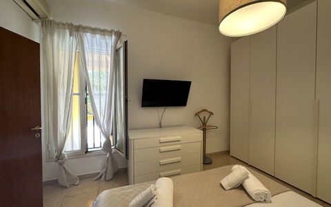 Villa Azzurra: Mobilia, Interior Design, Pavimento, Camera Da Letto, Pavimentazione, Legna, Letto, Camera, Illuminazione, Bedding