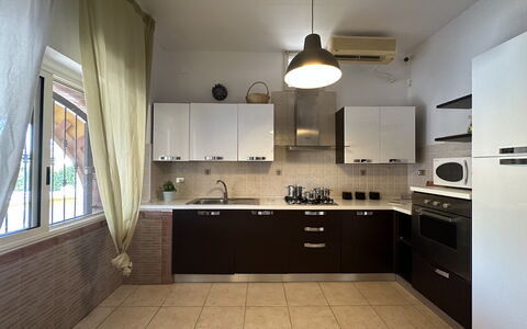 Villa Azzurra: Cucina, Elettrodomestico Da Cucina, Controsoffitto, Interior Design, Pavimentazione, Apparecchio Major, Mobilia, Legna, Cabinetry, Lampada