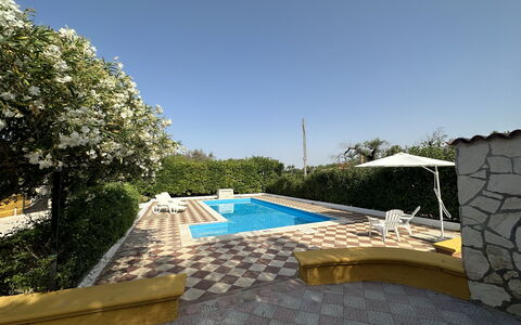 Villa Azzurra: Piscina, Materiale Composito, Ricorrere, Estate, Landscaping, Eco Hotel, Shade, Piastrella, Giochi D'Acqua, Hacienda