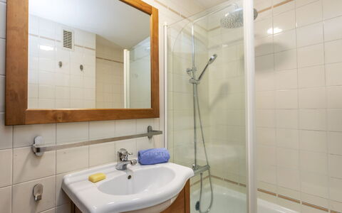 Poble Amarres Ii: Lavandino Del Bagno, Bagno, Pavimentazione, Idraulico Fixture, Interior Design, Pavimento, Lavello, Legna, Specchio, Rubinetto