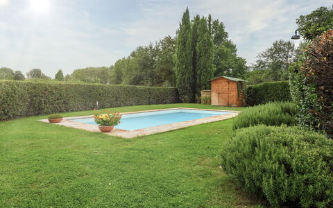 Villa Zambra: Piscina, Arbusto, Giardino, Prato, Landscaping, Hedge, Backyard, Shade, Cortile, Design