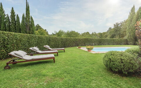 Villa Zambra: Piscina, Giardino, Arbusto, Mobili Da Esterno, Shade, Prato, Ricorrere, Landscaping, Hedge, Cortile