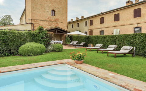 Villa Zambra: Mobilia, Piscina, Mobili Da Esterno, Lettino, Cortile, Giardino, Pianta Della Casa, Vaso Di Fiori, Estate, Hacienda
