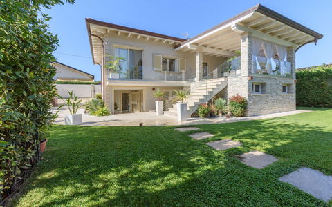 Villa Fiumetto: Costruzione, Casa, Zona Residenziale, Casa, Facciata, Tetto, Architettura, Estate, Villetta