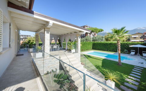 Villa Fiumetto: Zona Residenziale, Casa, Estate, Portico, Ricorrere, Shade, Piscina, Balcone, Hacienda, Villa