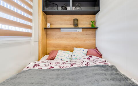 Delux Eco: Mobilia, Interior Design, Legna, Camera Da Letto, Letto, Pavimento, Biancheria, Pavimentazione, Camera, Tessile