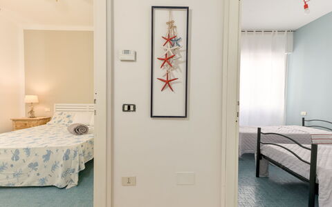 Al Numero 13: Mobilia, Interior Design, Letto, Camera Da Letto, Pavimento, Pavimentazione, Parete, Lenzuolo, Camera, Legna