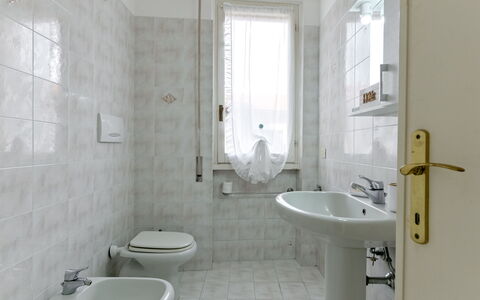 Al Numero 13: Bagno, Pavimentazione, Idraulico Fixture, Toilet Seat, Pavimento, Gabinetto, Interior Design, Lavello, Idraulico, Lavandino Del Bagno