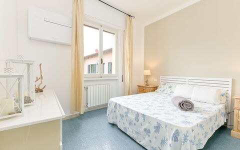 Al Numero 13: Mobilia, Interior Design, Letto, Camera Da Letto, Pavimentazione, Pavimento, Parete, Legna, Camera, Lenzuolo