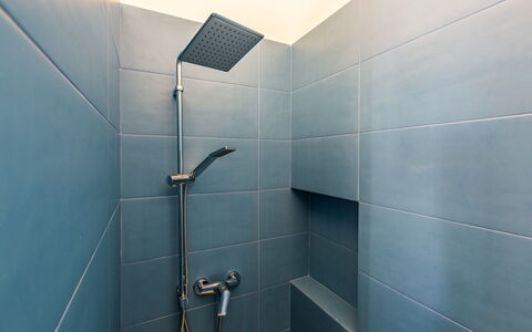 Villa Eufriama: Pavimentazione, Idraulico Fixture, Pavimento, Soffione Doccia, Bagno, Doccia, Piastrella, Pannello Doccia, Doccia Bar, Idraulico