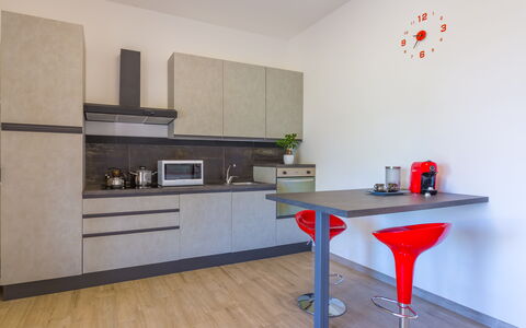 Villa Eufriama: Mobilia, Cucina, Pavimentazione, Controsoffitto, Elettrodomestico Da Cucina, Interior Design, Legna, Cabinetry, Pavimento, Apparecchio Major
