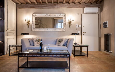 Stylish Apartment: Mobilia, Interior Design, Parete, Pavimentazione, Pavimento, Divano, Soffitto, Camera, Tavolo, Soggiorno