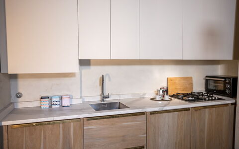 Stylish Apartment: Cucina, Controsoffitto, Legna, Elettrodomestico Da Cucina, Interior Design, Cabinetry, Pavimentazione, Apparecchio Major, Lavandino Della Cucina, Elettrodomestico