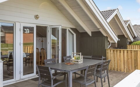 Reinhold - 1.9Km from the Sea: 
