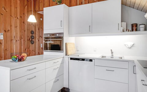 Reinhold - 1.9Km from the Sea: Cucina, Controsoffitto, Elettrodomestico Da Cucina, Cabinetry, Pavimentazione, Interior Design, Legna, Mobilia, Apparecchio Major, Pavimento