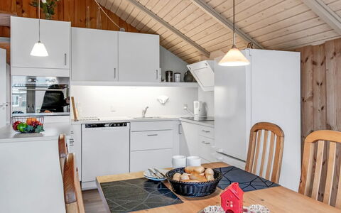 Reinhold - 1.9Km from the Sea: Cucina, Interior Design, Legna, Soffitto, Mobilia, Pavimentazione, Apparecchio Major, Controsoffitto, Lavello, Pavimento