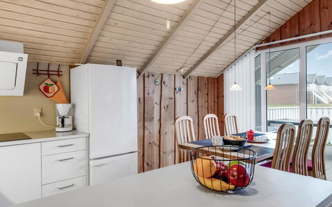 Reinhold - 1.9Km from the Sea: Legna, Interior Design, Soffitto, Cucina, Lampada, Mobilia, Illuminazione, Pavimentazione, Casa, Camera